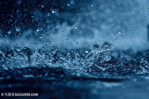 下雨天激起的水花特写摄影高清图片