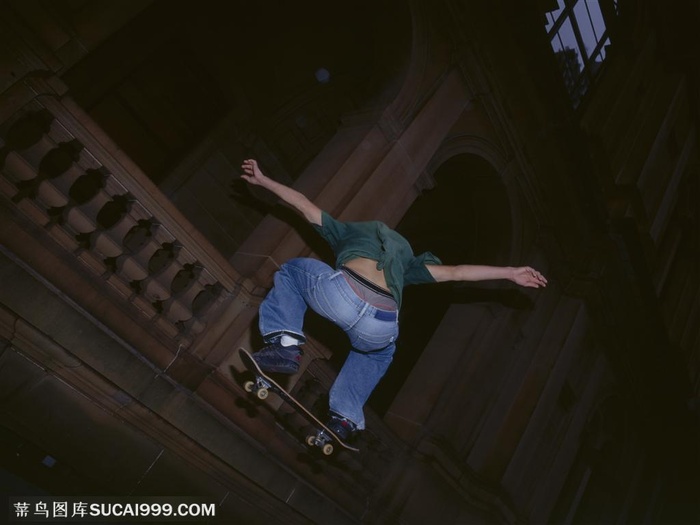 滑板运动-台阶上飞驰的滑板爱好者