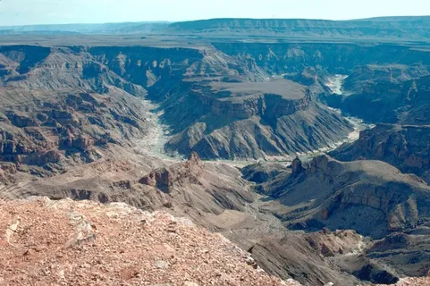 天空下的山岭山脉