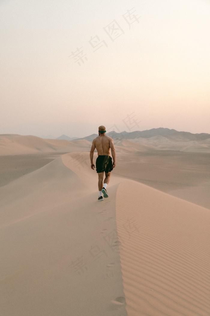 行走在沙漠的男人图片