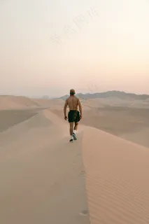 行走在沙漠的男人图片 行走在沙漠的男人图片
