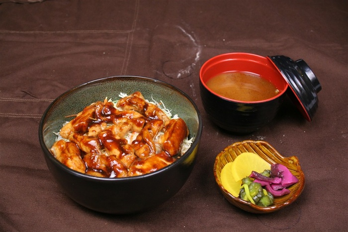 焼肉盖饭鸡肉美食素材图片