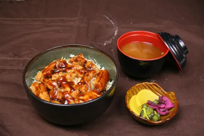 焼肉盖饭鸡肉美食素材图片