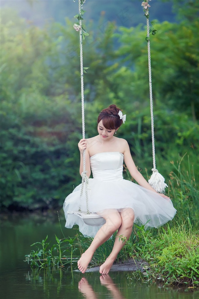 白色婚纱美女新娘户外高清写真素材图