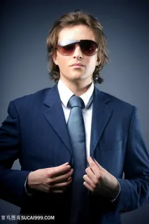 整理西装的墨镜帅哥图片