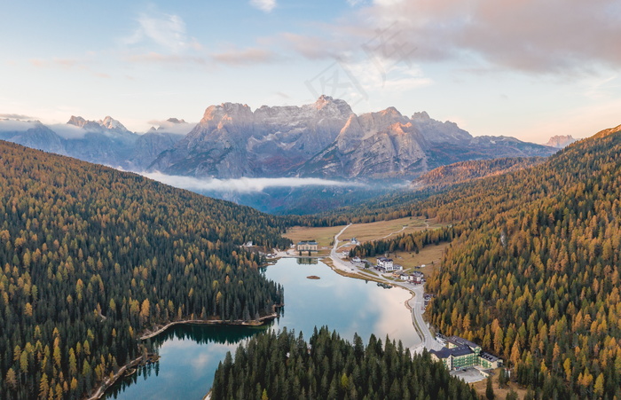 树林山水风景航拍图