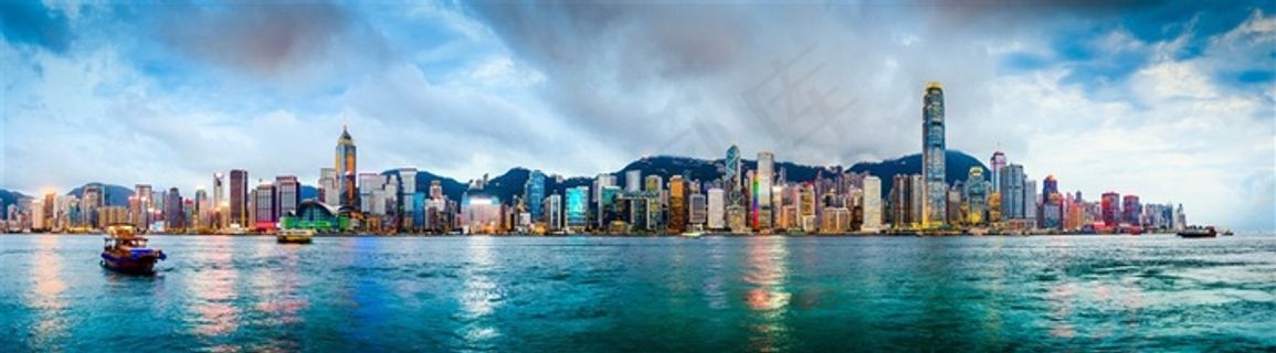 蓝天白云下的海滨城市高清图片