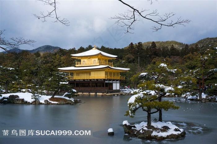 雪后日本鹿苑寺园林建筑景观