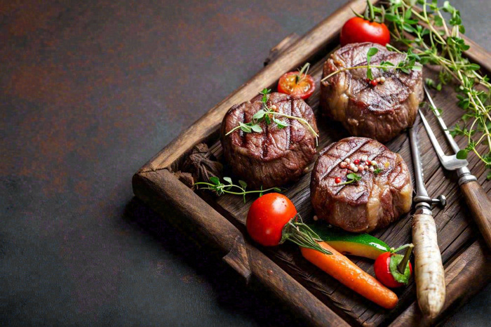 西餐美食牛肉羊肉烤肉扒类番茄食品摄影图(1344x896)