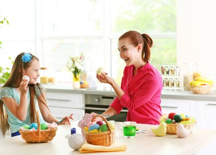 复活节前夕妈妈和女儿画彩蛋 复活节前夕妈妈和女儿画彩蛋