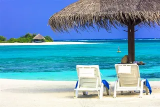 高清海边沙滩太阳伞躺椅风景图片