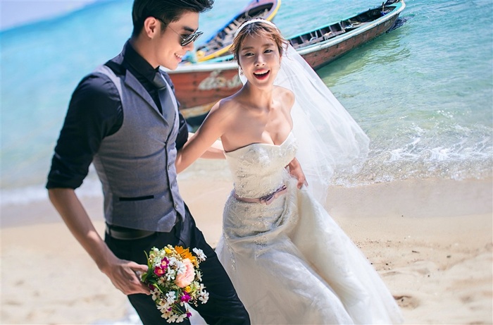 情侣海边婚纱写真