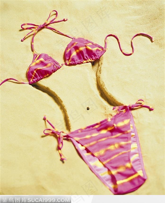 沙滩上的比基尼