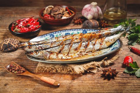 盐烤秋刀鱼日式料理元素