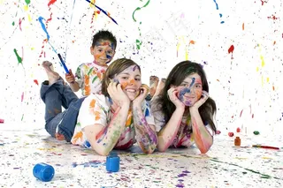 涂料与小男孩摄影高清图片