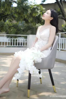 沐浴阳光的白富美清纯美女白璐写真图片