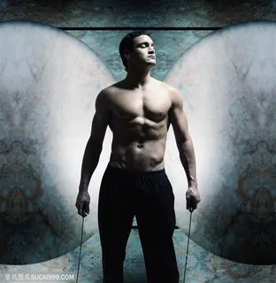 锻炼保健-光影下强壮的男人