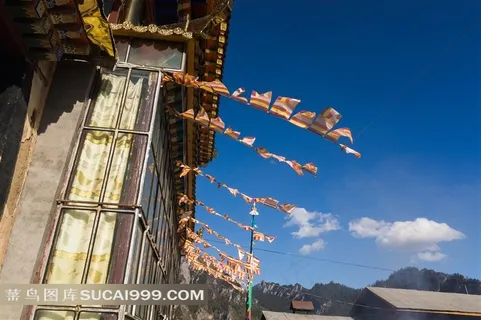 蓝天白云下宏伟的藏族寺院经幡飘扬