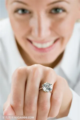 面部表情特写-带着钻戒的美女