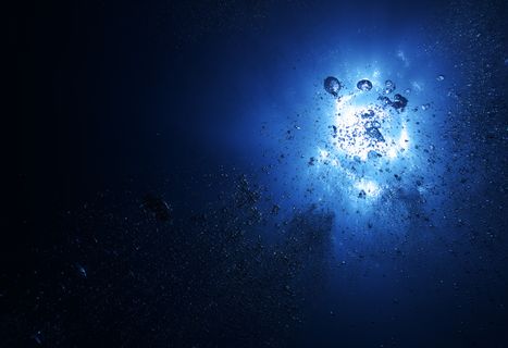 高清深蓝水珠图片下载