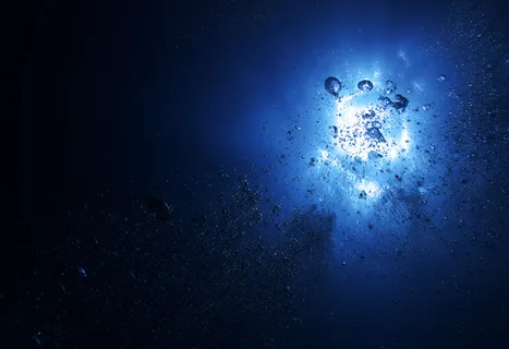 高清深蓝水珠图片下载