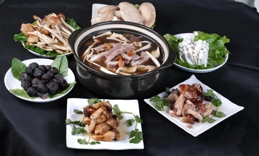 煲类火锅川菜特色菜野菌排骨煲