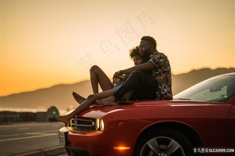 欧美车模情侣图片