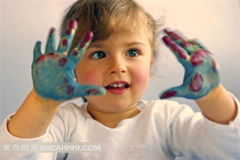 手上沾满颜料的宝宝图片素材