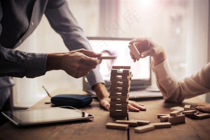 在办公桌上搭积木的商务职员高清图片