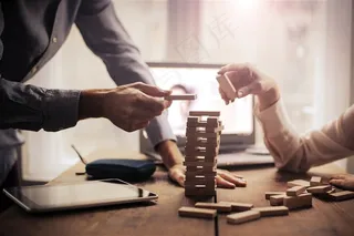 在办公桌上搭积木的商务职员高清图片