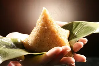 手托一个粽子