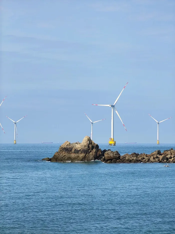 平静海绵上的大风车