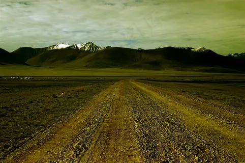 通向远方的砂石路