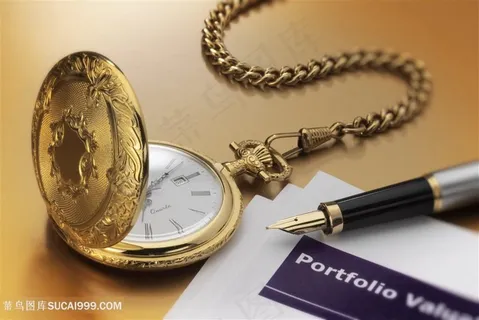 钢笔与金色怀表高清图片