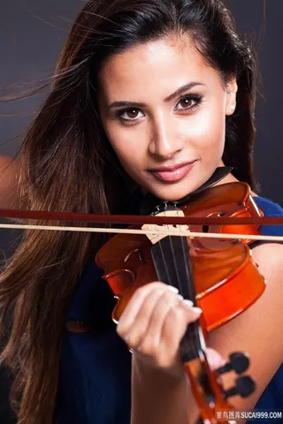 拉小提琴的美女图片