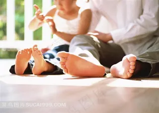 父亲和孩子的脚丫子