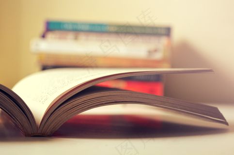 复古照片中被打开的书本 复古照片中被打开的书本