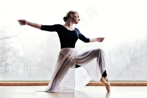 在舞蹈室里练舞的美女