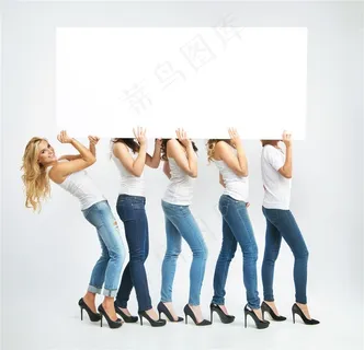 举着广告牌的牛仔模特高清图片