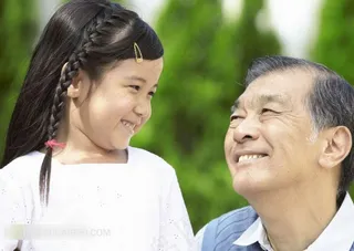 幸福的看着孙女的爷爷