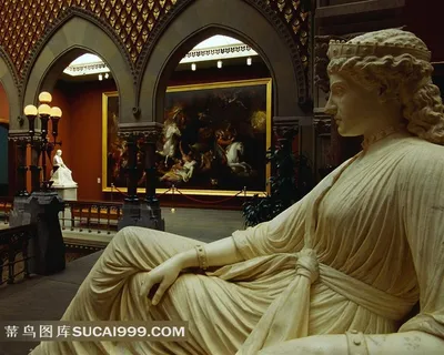 博物馆里优雅的女人雕塑素材