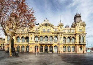 大树欧式建筑镇府风景画