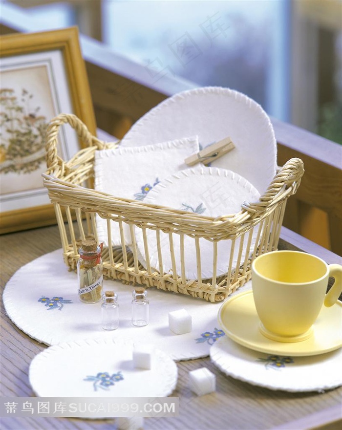 桌子上竹筐里的餐具杯垫