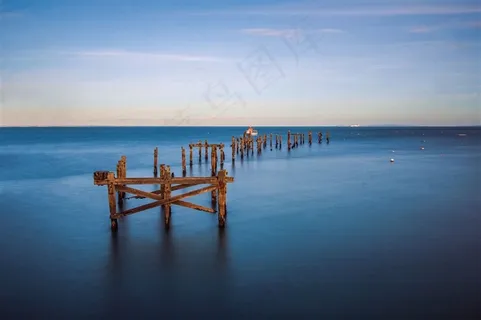 海上的木桩风景图片