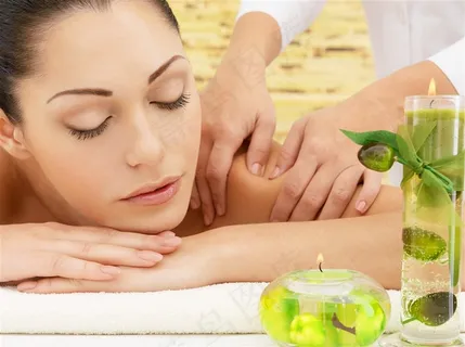 享受按摩的美女高清图片