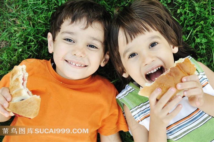两个小孩开心吃面包摄影
