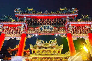 金碧辉煌的关帝庙夜景摄影