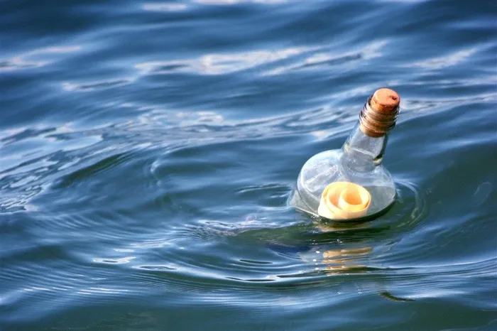 在海里的漂流瓶