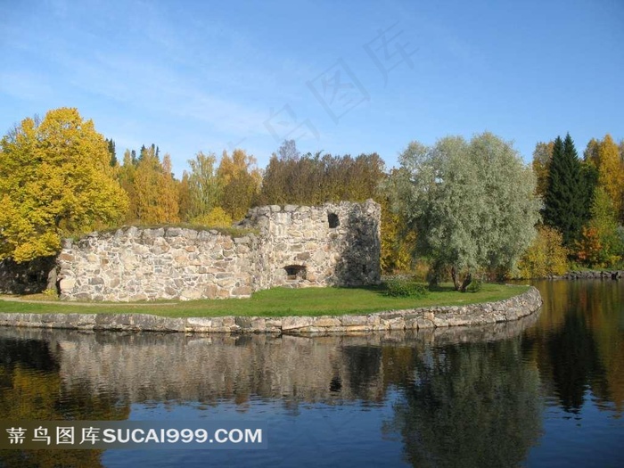 河流边的树木和墙壁