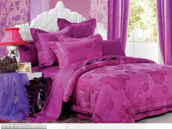 床上用品-欧式白色床上的紫红色床单、枕头